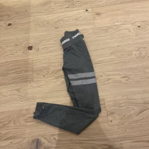 Stronger tights  - Jättefina stronger tights! Dom har en liten fläck se bild, annars i bra skick ny pris ca 600 skriv för fler bilder ❤️