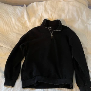 Bershka half zip sweatshirt svart - Storlek M Har typ aldrig använt, är i mycket bra skick  