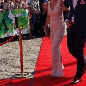 Balklänning - Säljer min balklänning som jag endast använt en gång. Fint skick