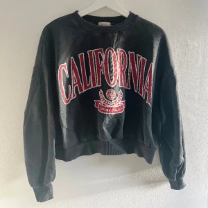 Vintage sweatshirt  - En grå sweatshirt med tryck, strl S🤍