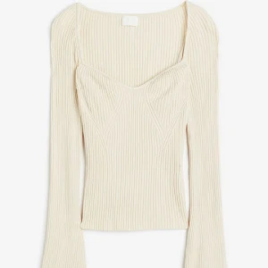 Snygg tröja - Jätte snygg tröja🩷 perfekt till våren. Säljer då den inte används🫶🏻 prislappen är kvar🩷 skriv vid fler bilder eller frågor🩷 kan diskutera priset🩷