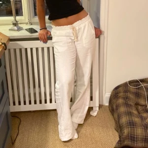 Roxy linnebyxor - Säljer mina super snygga och trendiga linnebyxor från Roxy för att jag tycker de är lite korta. De är sparsamt använda så utan defekter!! (Första bilden är lånad)💞💞