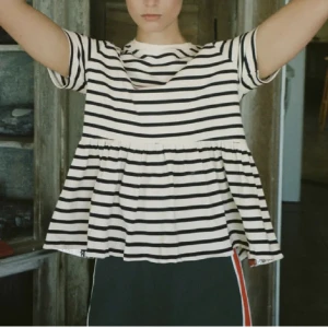 Zara topp - Bra skick, knappt kommit till användning💕 marinblåa sträck!