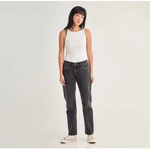 Levis middy straight  - Ett par oanvända Levis middy straight i grå  Jeans med medelhög midja och raka ben Storlek 24/31