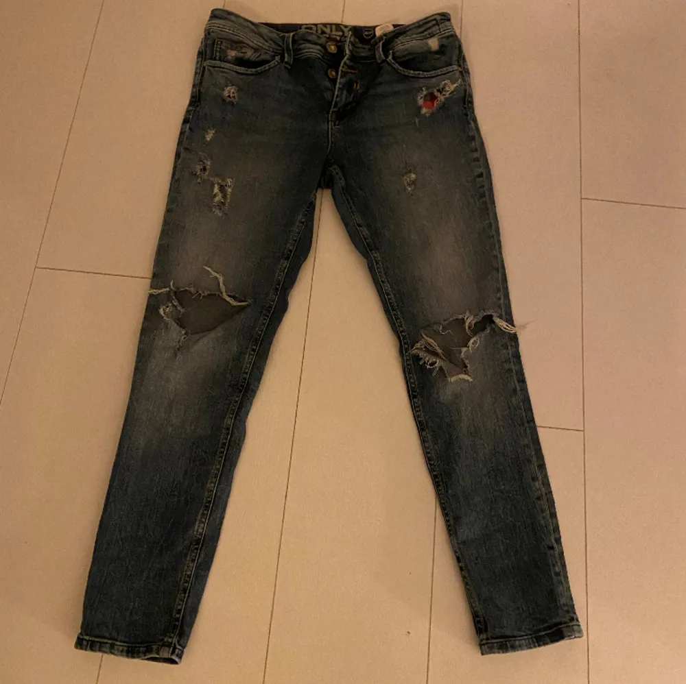 Only jeans i stolek 30/32, jättefina jeans men hål i, helt oanvända så inga fläckar eller hål som ej ska vara där🤍säljer för 200kr+frakt men pris kan diskuteras. Jeans & Byxor.