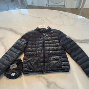 Moncler jacka - Klassisk moncler lätt dunjacka i fint skick. Köpt på NK. Kommer med en påse och knappar. Storlek: 14år/164. Passar mig som är xs. Hör av er vid mer frågor! 2000 kr