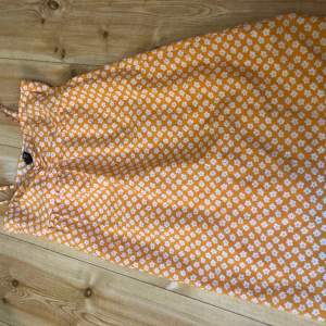 Fin orange klänning från H&m skulle säga att den är ganska kort och är i nytt skick är i strl 32 och säljer för 50:-