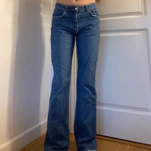 Blåa jeans från Gina Tricot. Bekväma och lite pösiga jeans. Använt fåtal gånger 