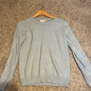 Stickad tröja - Jättefin och skönt stickad tröja. Passar till allt. Knabbt andvänd