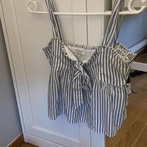 Söt sommar topp💗 - Jättegullig topp inför sommaren💗Den är köpt för 399kr/$39. Säljer för 199. Den sitter jättebra på men kommer inte till användning längre. Köpt från American Eagle i butik. Kontakta vid fler frågor/bilder💗