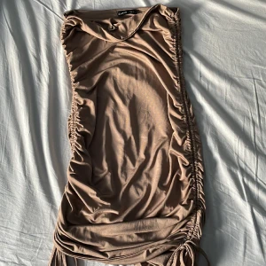 Tub klänning - Aldrig använt. Den är stretchig i materialet och superfin!