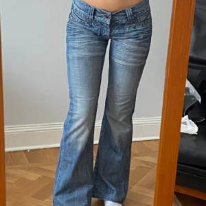 Lågmidjade jeans - Midjemått 72, innerbenslängd 78💘 skriv för fler bilder eller mer info!