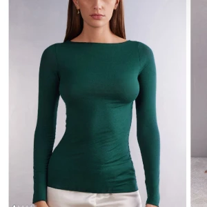 Intimissimi tröja  - Säljer min intimissimi i strl M. Ett litet hål i armhålan men ingenting synligt. Annars är tröjan i bra skick💕