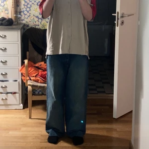 Mecca usa baggy jeans - Mecca usa jeans med en baggy fit, snygg färg, skön fade och grymma detaljer 