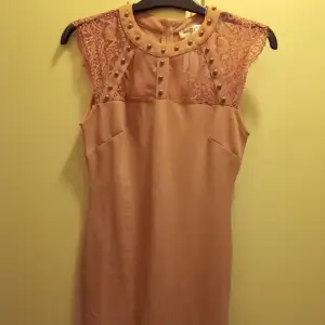 Säljer denna rosa klänningen. Köparen står för frakten! 