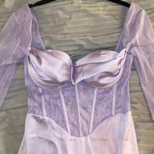 Använd en gång, Lavender lila klänning från Ohpolly, storlek UK 10 eller US 6 som motsvarar S/M. Miniklänning, jag är 163cm. 