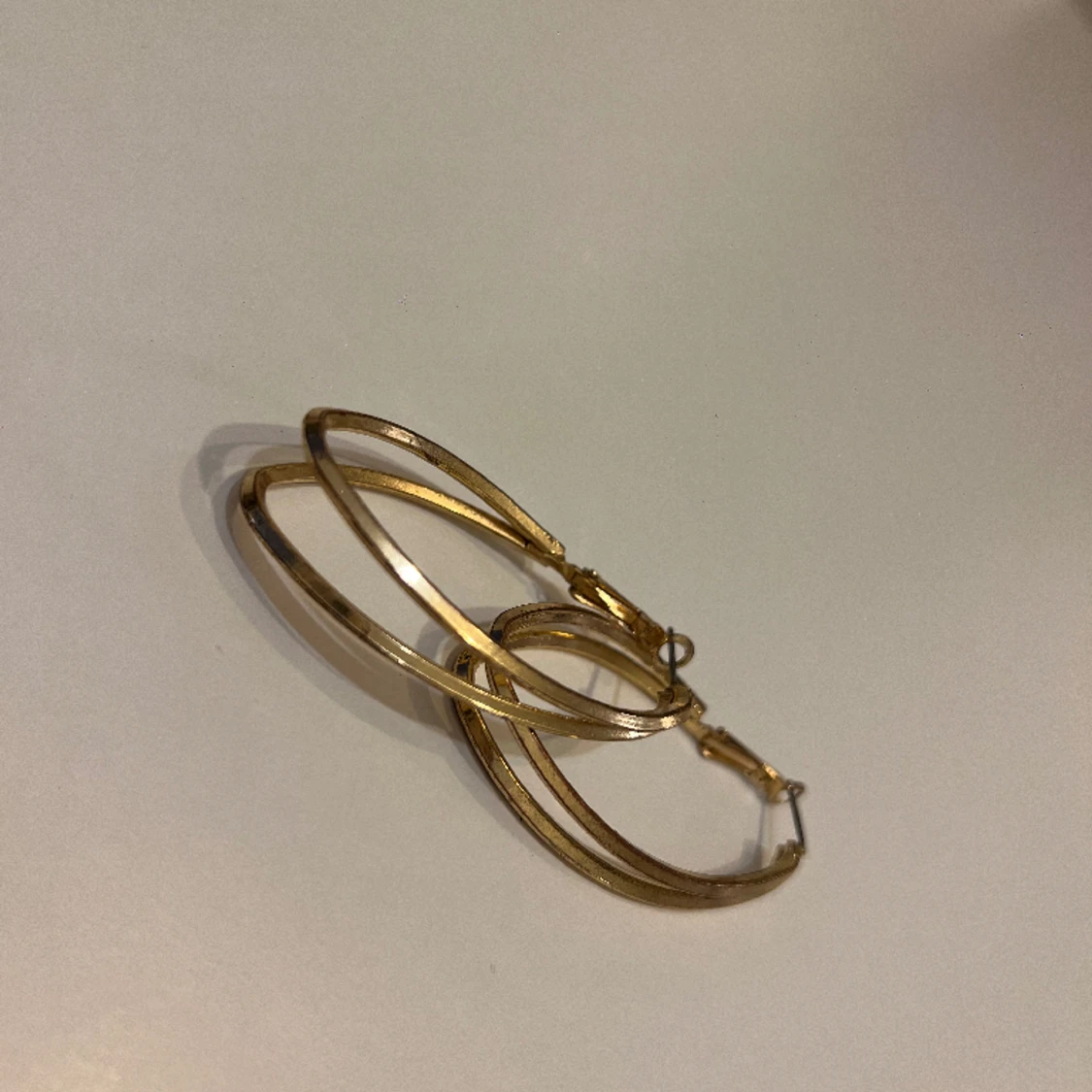 Avlånga guldfärgade hoops  - 91