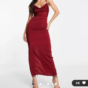 Vinröd balkänning - Köptes online men återsäljs pga att den inte behövs längre då det var till ett event