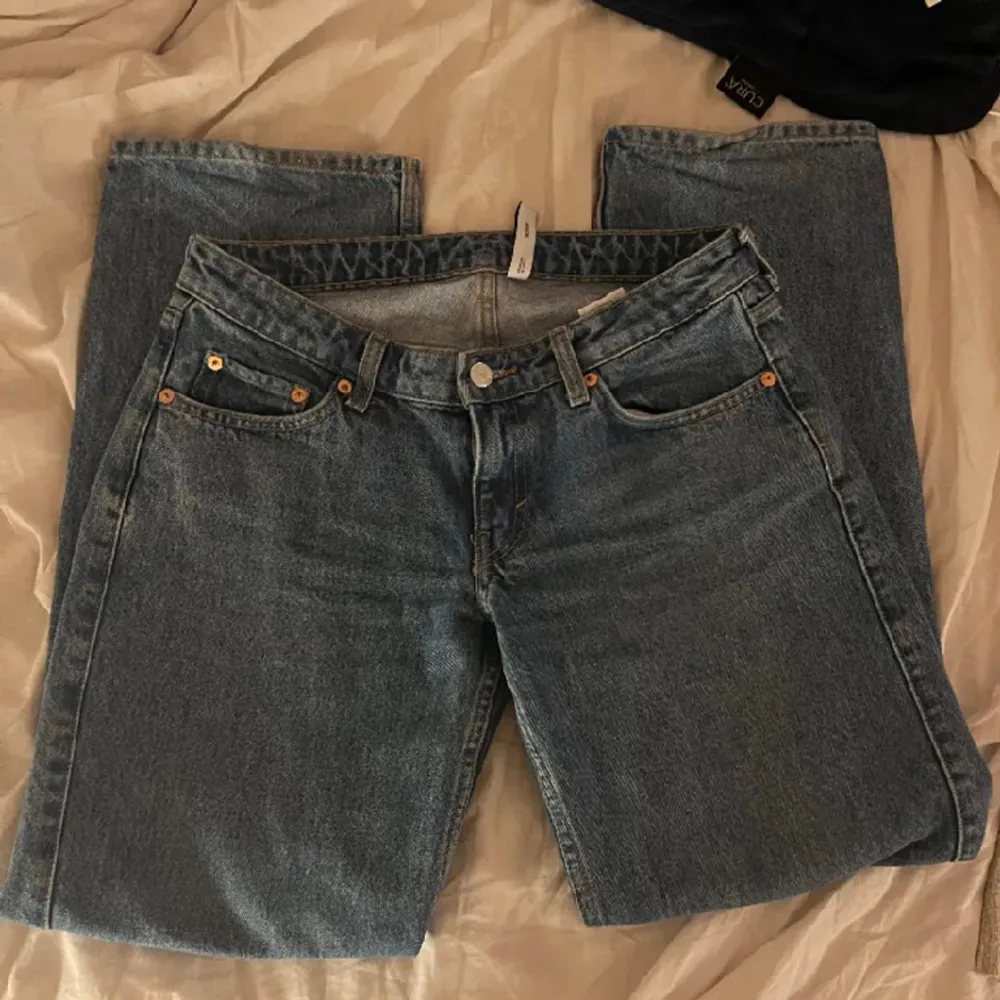 Ett par jättesnygga blåa jeansfrån weekday, nypris 550 kr, säljer för 200 kr. Passar någon som är 160-165 cm i längden. . Jeans & Byxor.