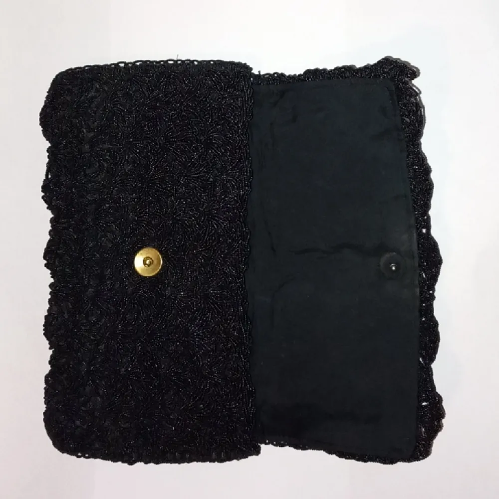 Vintage svart kuvertväska med vackra pärlor som omsluter hela väskan. Magnetknapp för stängning. Mått; L20xB12xH2,5 Litet fack inuti.. Väskor.