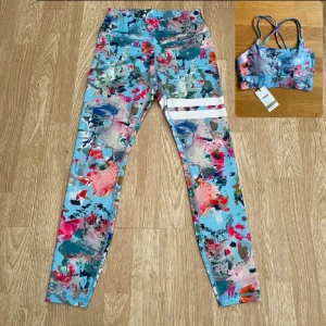 Set strongertights och strongertopp oanvänd - Säljer dessa supersnygga, helt oanvända Strongertights i storlek small och sport-bh från Stronger i storlek xs!!