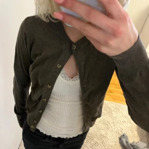 Brun kofta från hm🤎 - Brun kofta från hm i storlek xs. Bra skick och inte så använd. Lite nopprig på armarna. Tryck gärna på köp nu!💓