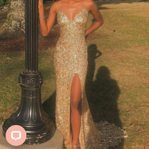 Balklänning - Säljer nu denna paljett guldiga balklänning från Hebeos. Köpt för 1800kr. Aldrig använd och prislappen hänger kvar💓(första bilden är ifrån hemsidan)