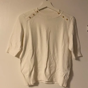 Stickad t-shirt - Super fin och skön stickad tröja med guld detaljer 