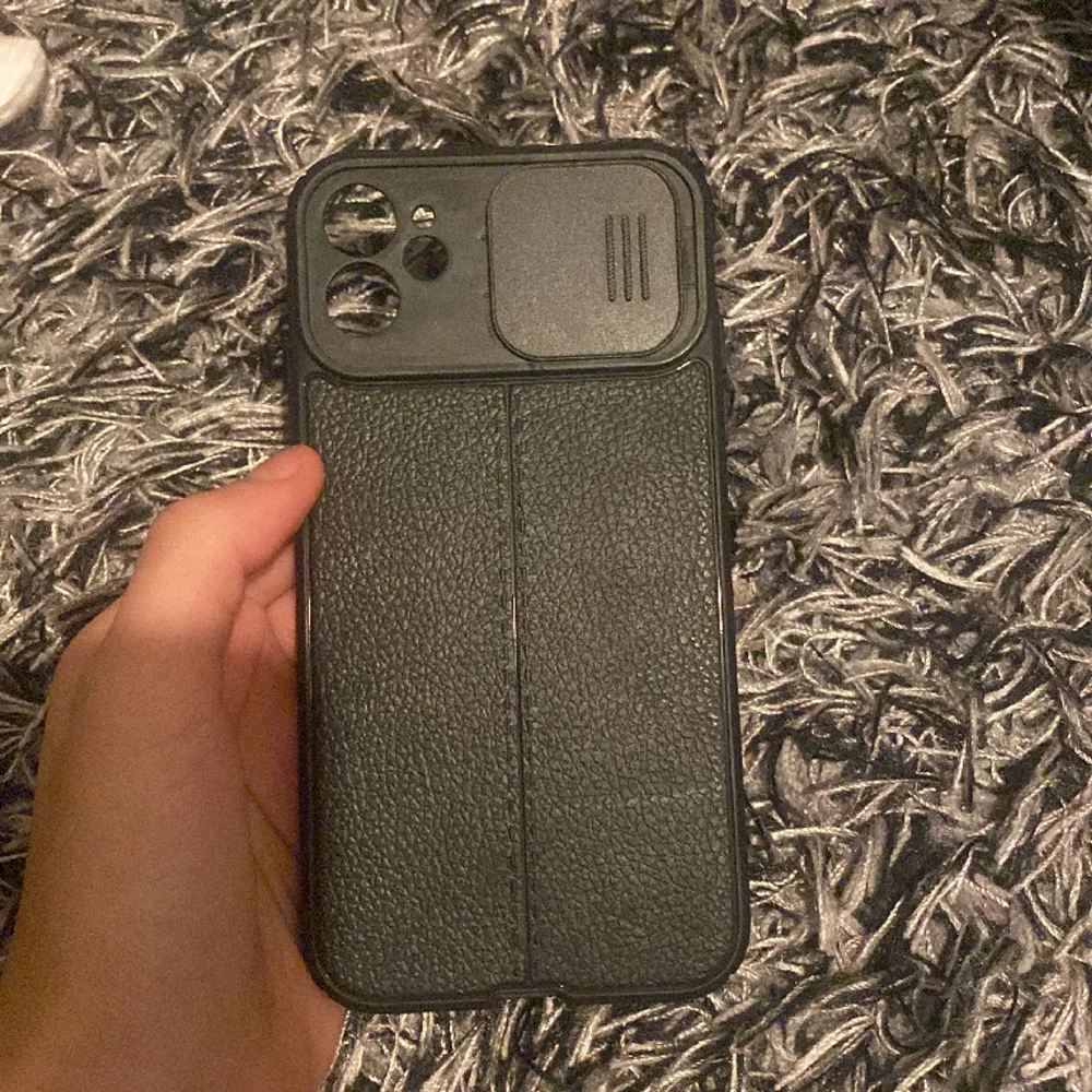 Mobilskal till iPhone 11 svart ny har aldrig använt tycker inte den är så snygg❤️. Accessoarer.