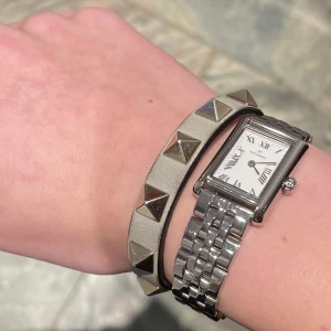 Valentino Armband - Denna färg fanns bara under en kort period, alltså finns den ej kvar - unikt! Kom med prisförslag. Äkta. Svårt att visa färgen men ljusblå/turkos. Orginal pris runt 3000.