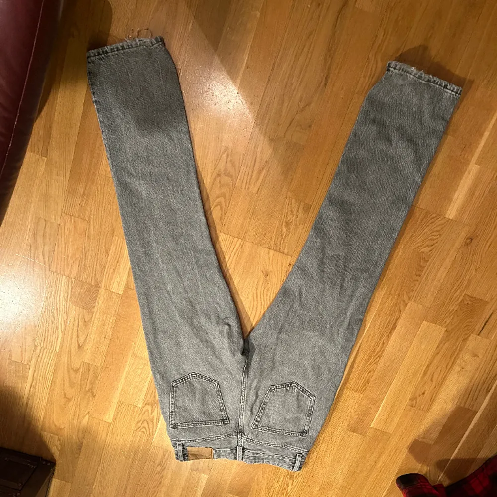 Zara jeans storlek 38. Rak passform. Skick 7/10. Jeans & Byxor.