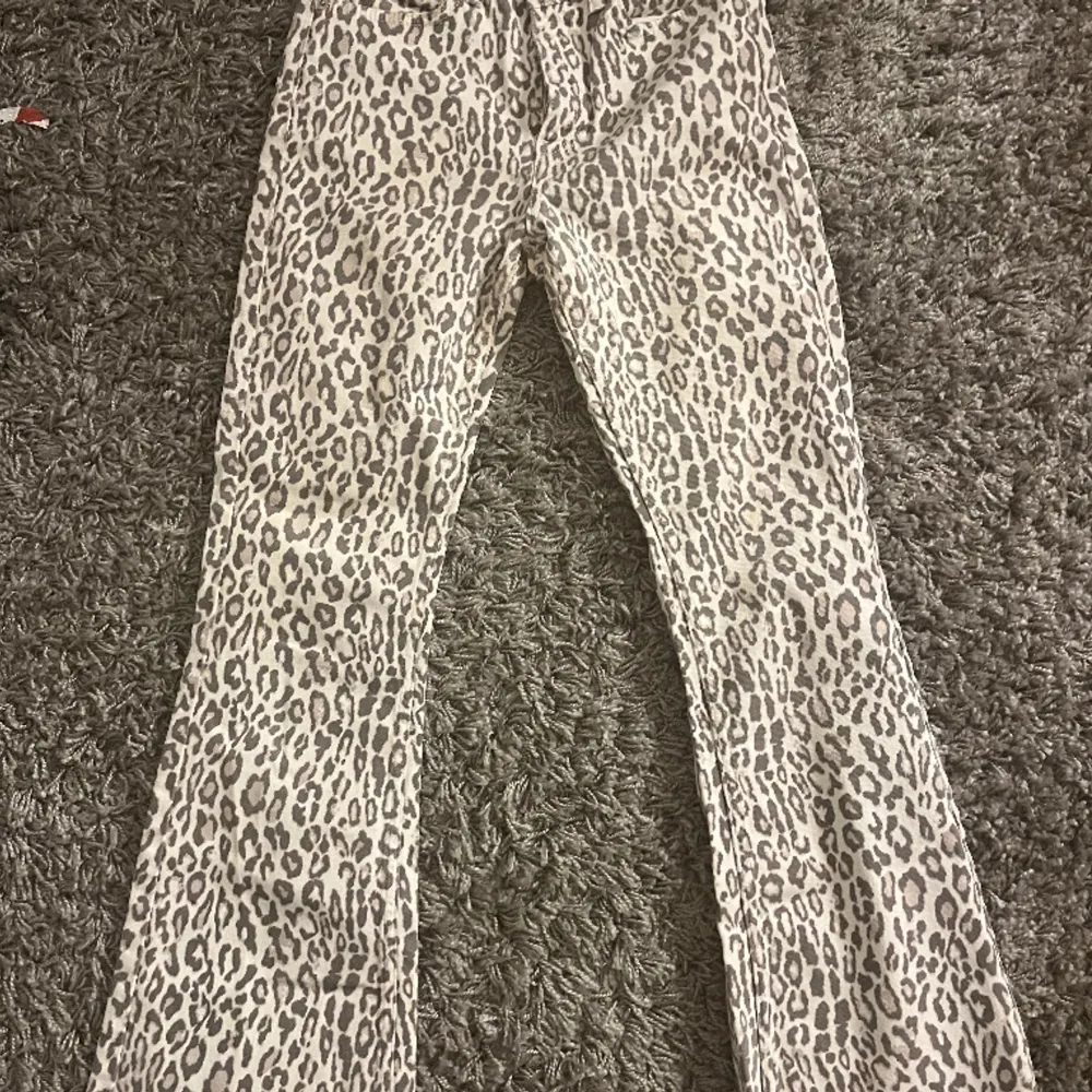 Bootcut leopard jeans från nakd köpta på vinted men passar inte mig så har inga bilder hur dom sitter på!!. Storlek 36 men skulle säga att de sitter som en 34💕 Innerbenslängd är 73cm☺️. Jeans & Byxor.