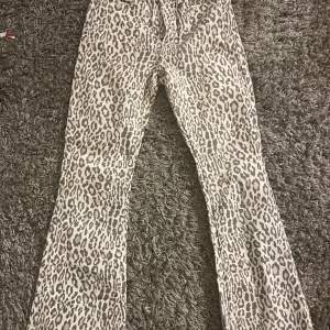 Bootcut leopard jeans från nakd köpta på vinted men passar inte mig så har inga bilder hur dom sitter på!!. Storlek 36 men skulle säga att de sitter som en 34💕 Innerbenslängd är 73cm☺️