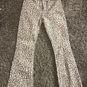 Bootcut leopard jeans - Bootcut leopard jeans från nakd köpta på vinted men passar inte mig så har inga bilder hur dom sitter på!!. Storlek 36 men skulle säga att de sitter som en 34💕 Innerbenslängd är 73cm☺️