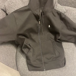  Polo tröja  -  Det är en klassisk klädesplagg med en krage som kan knäppas upp eller ner. Den brukar ha korta ärmar och passar perfekt för både vardags- och mer formella tillfällen. 