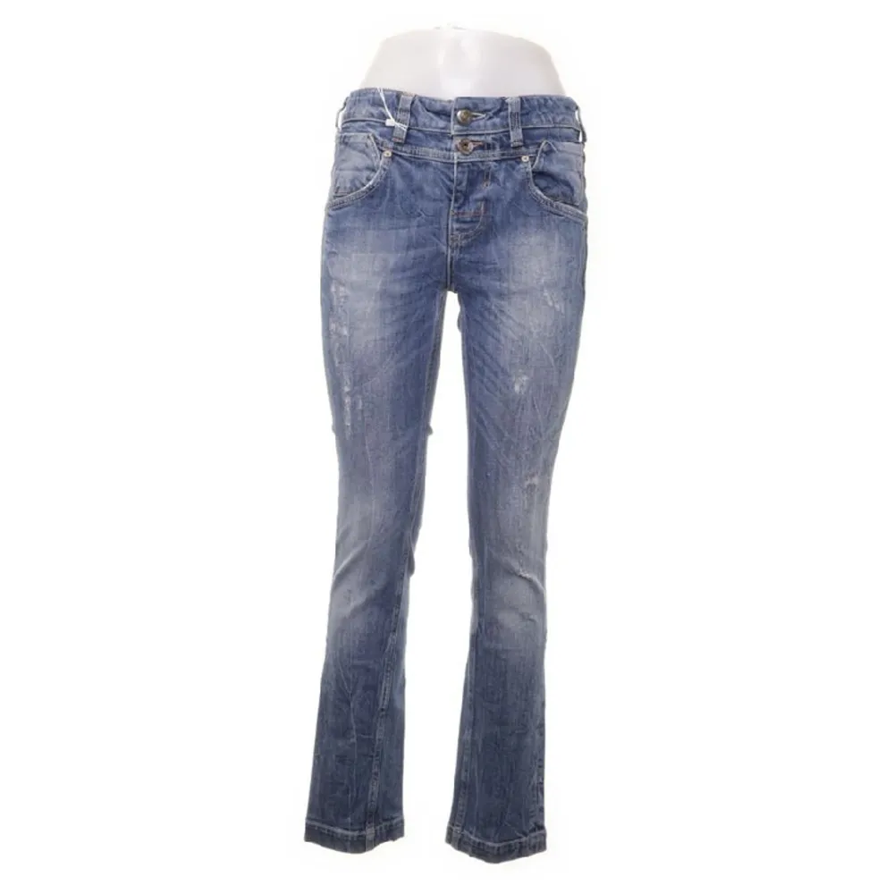 Säljer dessa supersnygga jeans från ”lost in paradise” 🩵 de är i storlek 25 men är för stora för mig så kan ej skicka bilder på!☺️priset är diskuterbart 🤗. Jeans & Byxor.