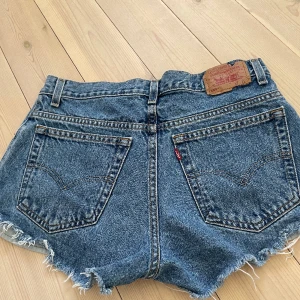 Jeansshorts - Blåa jeansshorts från Levi’s i stl S/M i bra skick.💕