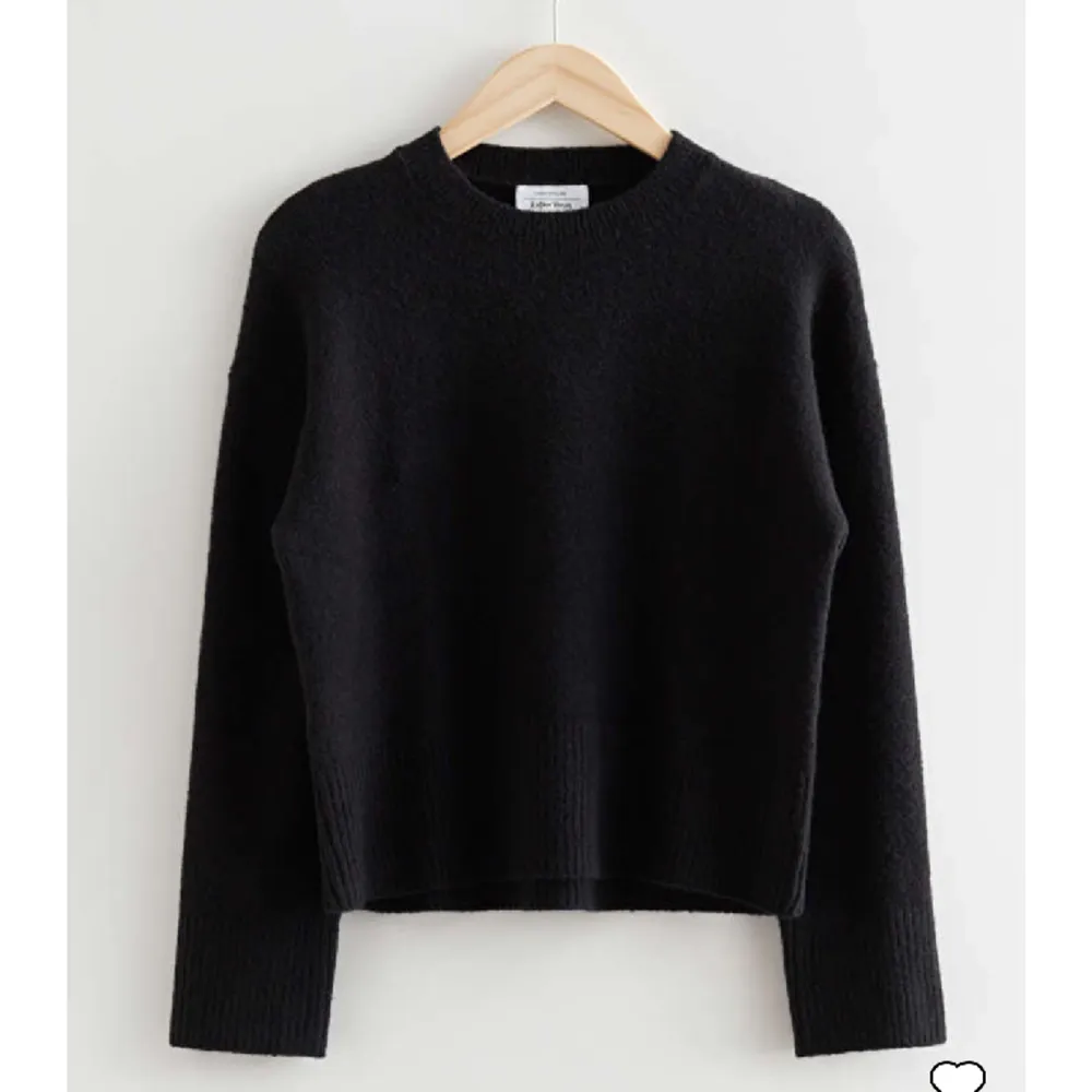 Säljer denna svarta stickade tröja från & other stories i storlek S. Använd fåtal gånger! Säljer för 200kr 😍 Orginal pris 550kr . Stickat.