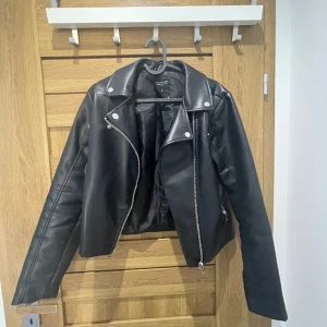 Skin Jacka - Säljer nu min skin jacka ifrån lager 157! Nypris ca 700  Använd ca 7 gånger under sommar-våren.  ( kolla nästa ) ‼️ Pris går att diskutera ‼️ !fråga om fler bilder! 