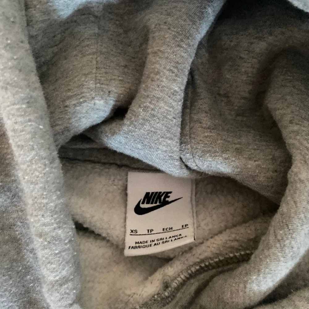 Säljer en riktigt fin grå nike hoodie i storlek xs som jag vuxit ur. Passar även som S. Inga defekter, fläckar osv.  Köpt i Nike store Barcelona. Hoodies.