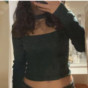 Grön Zara topp  - en superfin grön topp ifrån zara som passar super till både vardags och till fest💗 den kommer tyvärr inte längre till användning och är i nyskick. frakt tillkommer och hör gärna av er vid frågor 💞💕