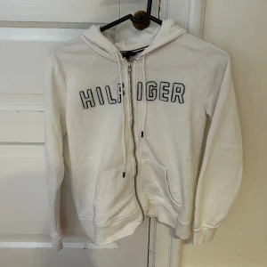 Tommy Hilfiger kofta - Kofta från Tommy Hilfiger i färgen vit. Bra skick.