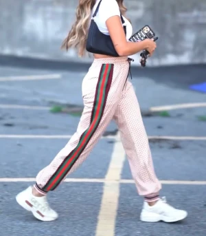 Gucci track pants - Gucci dambyxor inköpa hos Farfetch 2021. Sparsamt använda, inga skavanker, som nya. Bara lappen på insidan har lossnat på ena sidan. Kraftigt material, sitter hur bra som helst. Storlek XXS (stora i storlek). Kvitto finns. Nypris 10800 kr.