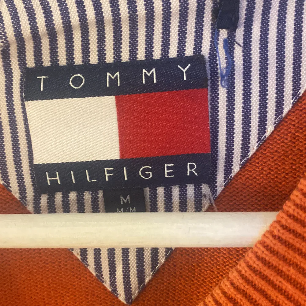 En rost orange stickad sweatshirt från Tommy Hilfiger. Tröjan är i strl M och är i ett bra skick! Skriv för fler bilder eller frågor!❤️. Tröjor & Koftor.