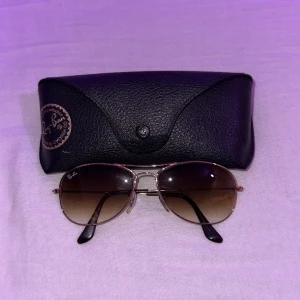 Raybands - Hej! Här säljer jag mina oanvända raybands som är i mycket bra konditon. Pris kan diskuteras.