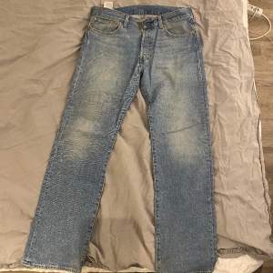 Levis 501 jeans i storleken 33-32. Inte använda mycket och passar bra på mig som är 186.  