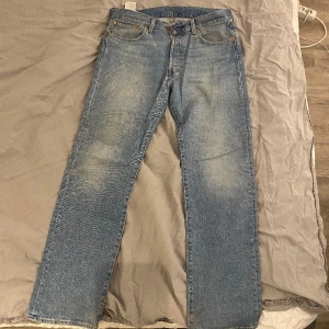 Levis Jeans - Levis 501 jeans i storleken 33-32. Inte använda mycket och passar bra på mig som är 186.  