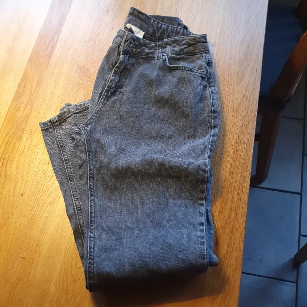 Grå jeans från Grunt. Har endast midjemått 27 men mätt beninnerlängden (fr grenen och ner) till 73 cm.. Jeans & Byxor.