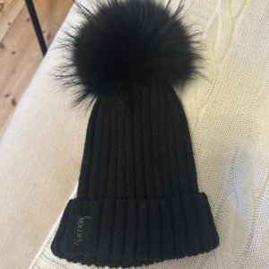 Hollies mössa - Hollies mössa med pälsboll i äkta päls  Bra skick!