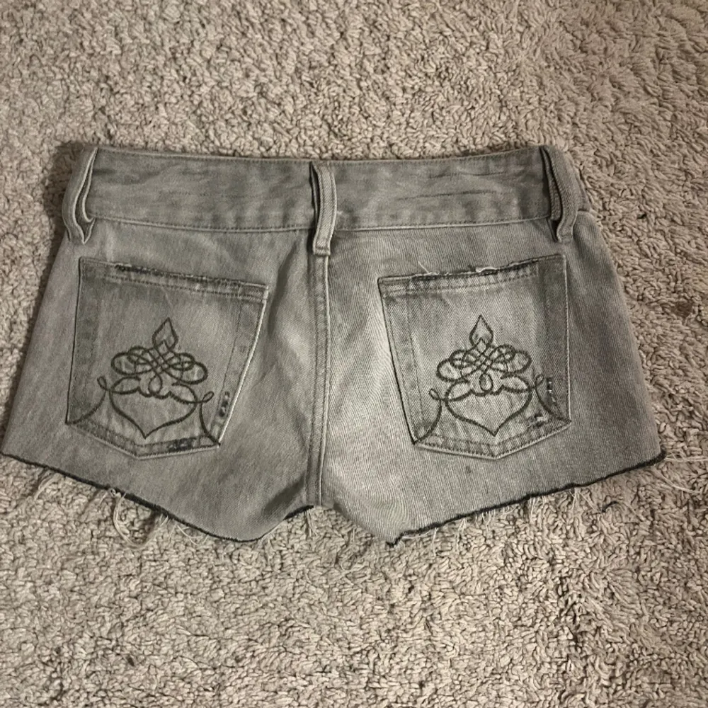Gråa lågmidjade shorts som diskuterar gärna pris!! är vintage, använda 1-2 ggr. Om du är intresserad så kan du skicka så skickar jag bättre bilder och mer info. Shorts.